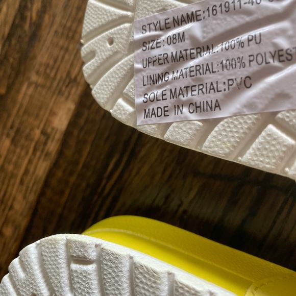 New with No Tags. Yellow Criss Cross Slide Sandals. Size 8. - Picture 4 of 4